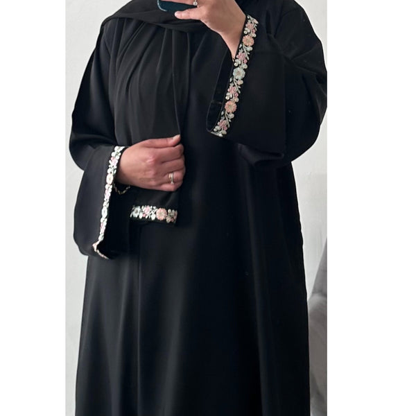 DAISY LACE BLACK CLOSED ABAYA